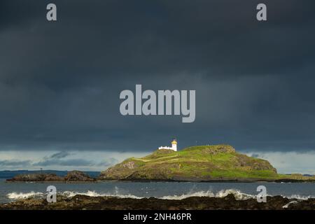 Cieli bui dietro l'isola di Fidra vicino a North Berwick, East Lothian, Scozia. Foto Stock