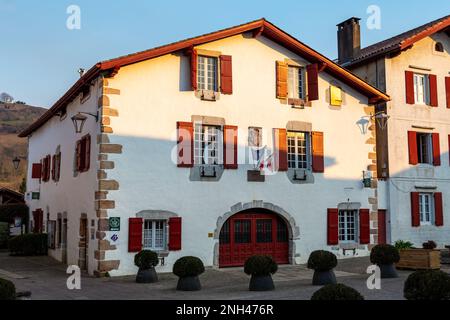 Vista esterna del municipio di Ainhoa, Francia, un villaggio situato nei Paesi Baschi francesi, nel dipartimento dei Pirenei Atlantici Foto Stock