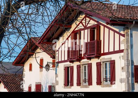 Facciate di tipiche case basche nel villaggio turistico di Ainhoa, Francia, comune situato nel Paese basco francese Foto Stock