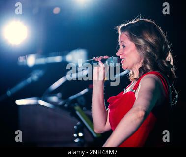 Christin Foley, cantante della Air Force Band of Flight, canta durante il concerto annuale delle festività del 11 dicembre 2022 presso il National Museum of the U.S. Air Force presso la base dell'aeronautica militare Wright-Patterson, Ohio. La band di 12 membri ha tenuto un concerto gratuito di 90 minuti, eseguendo un certo numero di classici per diverse centinaia di partecipanti. Foto Stock