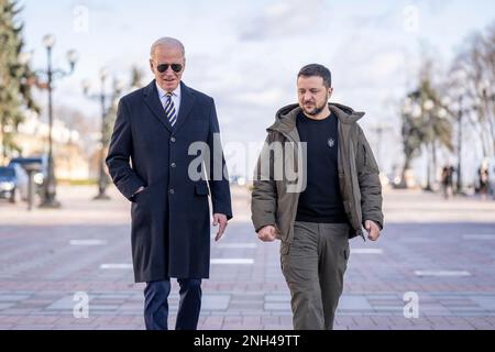 Kiev, Ucraina. 20th Feb, 2023. STATI UNITI Il presidente Joe Biden, a sinistra, cammina con il presidente ucraino Volodymyr Zelenskyy, a destra, lungo la passeggiata del Brave su Piazza della Costituzione, 20 febbraio 2023 a Kyiv, Ucraina. Biden si è fermato a Kiev in una visita non annunciata per rinnovare il sostegno americano all'Ucraina. Credit: Adam Schultz/White House Photo/Alamy Live News Foto Stock