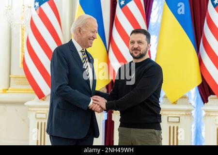 Kiev, Ucraina. 20th Feb, 2023. STATI UNITI Il presidente Joe Biden, di sinistra, è accolto dal presidente ucraino Volodymyr Zelenskyy, di destra, al palazzo Mariinsky, 20 febbraio 2023 a Kyiv, Ucraina. Biden si è fermato a Kiev in una visita non annunciata per rinnovare il sostegno americano all'Ucraina. Credit: Adam Schultz/White House Photo/Alamy Live News Foto Stock