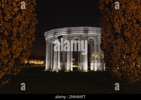 Russia, Krasnodar - 04 gennaio 2023: Colonnato aereo nel parco notte galiziana Foto Stock