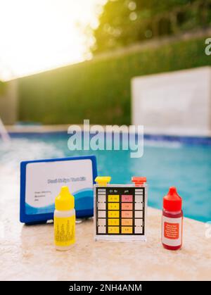 Tester PH per la manutenzione di piscine. Kit per test acqua per piscine, tester per cloro e ph per piscine. Kit per test cloro sul bordo del Foto Stock