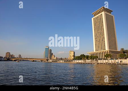 Il Cairo sul Nilo, a destra il Ministero degli Affari Esteri egiziano, al-Qahira governatorato, Egitto Foto Stock