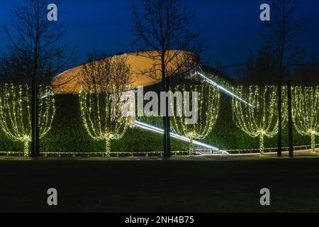 Russia, Krasnodar - 04 gennaio 2023: Decorato con alberi di ghirlande nel Parco Notturno Galiziano a Krasnodar Foto Stock