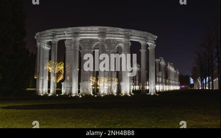 Russia, Krasnodar - 04 gennaio 2023: Colonnato aereo Abstract di filo nel parco di notte Galizia Foto Stock