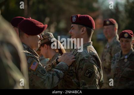 XVIII i soldati del corpo aerotrasportato ricevono premi e metalli per i loro rapidi dispiegamenti in Europa, 12 dicembre 2022, Fort Bragg, N.C. XVIII lo spiegamento dei soldati del corpo aereo in Europa è iniziato il 2022 febbraio e si è concluso il 28 ottobre 2022. Gli elementi del XVIII corpo di trasporto aereo hanno completato un dispiegamento di nove mesi in Germania a sostegno dell'Alleanza NATO. Il personale della sede centrale del corpo ha fornito una sede centrale in grado di far parte della Joint Task Force a Wiesbaden, Germania. Il dispiegamento è stato diretto dal Segretario della Difesa Lloyd Austin III come risposta a un ambiente di sicurezza più elevato nell'Europa orientale Foto Stock