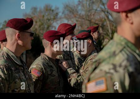 XVIII i soldati del corpo aerotrasportato ricevono premi e metalli per i loro rapidi dispiegamenti in Europa, 12 dicembre 2022, Fort Bragg, N.C. XVIII lo spiegamento dei soldati del corpo aereo in Europa è iniziato il 2022 febbraio e si è concluso il 28 ottobre 2022. Gli elementi del XVIII corpo di trasporto aereo hanno completato un dispiegamento di nove mesi in Germania a sostegno dell'Alleanza NATO. Il personale della sede centrale del corpo ha fornito una sede centrale in grado di far parte della Joint Task Force a Wiesbaden, Germania. Il dispiegamento è stato diretto dal Segretario della Difesa Lloyd Austin III come risposta a un ambiente di sicurezza più elevato nell'Europa orientale Foto Stock