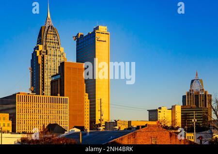 Downtown Mobile è visto dal tetto di Greer's St. Louis Market su St Louis Street, 6 gennaio 2023, a Mobile, Alabama. Foto Stock