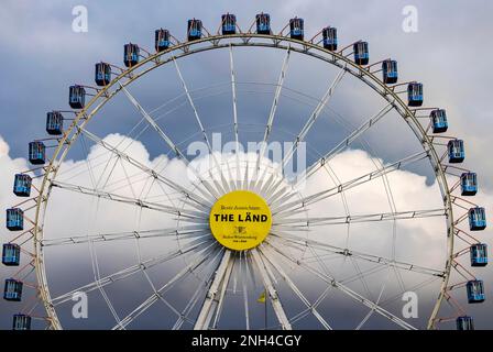 Controversa campagna di immagine dello stato di Baden-Wuerttemberg, che ora vuole essere il Laend, ruota panoramica a Schlossplatz, Stoccarda Foto Stock