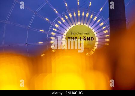 Controversa campagna di immagine dello stato di Baden-Wuerttemberg, che ora vuole essere il Laend, ruota panoramica a Schlossplatz, Stoccarda Foto Stock