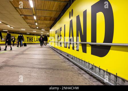 Controversa campagna di immagine dello stato di Baden-Wuerttemberg, che ora vuole essere il Laend, banner pubblicitario presso la stazione ferroviaria principale Foto Stock