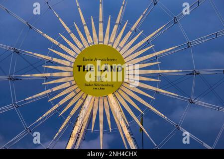 Controversa campagna di immagine dello stato di Baden-Wuerttemberg, che ora vuole essere il Laend, ruota panoramica a Schlossplatz, Stoccarda Foto Stock