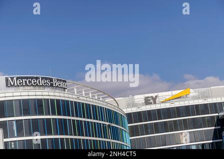 Edificio SkyLoop all'aeroporto di Stoccarda, sede tedesca della società di revisione EY Ernst and Young, Stoccarda, Baden-Wuerttemberg, Germania Foto Stock