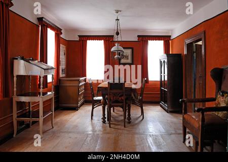 Parlour, 1935, gli insegnanti appartamento nella scuola di Pfaffenhofen costruito nel 1801, scrivania sinistra con moderna stazione di ascolto, Museo Franconiano all'aperto Foto Stock