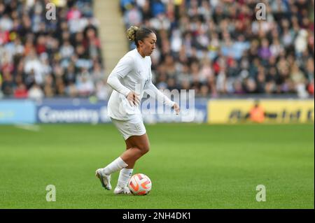 CBS Arena, Coventry, Regno Unito. 19th Feb, 2023. Arnold Clark Cup Football, Inghilterra contro Italia; Lauren James d'Inghilterra corre con la palla credito: Action Plus Sports/Alamy Live News Foto Stock