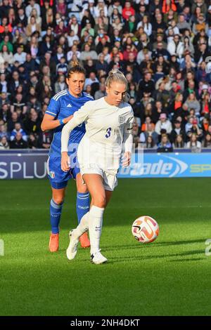 CBS Arena, Coventry, Regno Unito. 19th Feb, 2023. Arnold Clark Cup Football, Inghilterra contro Italia; Alex Greenwood dell'Inghilterra corre con la palla credito: Action Plus Sports/Alamy Live News Foto Stock