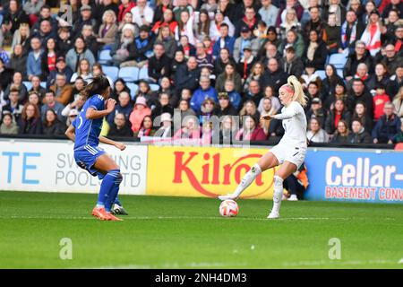 CBS Arena, Coventry, Regno Unito. 19th Feb, 2023. Arnold Clark Cup Football, Inghilterra contro Italia; Chloe Kelly of England attraversa la palla credito: Action Plus Sports/Alamy Live News Foto Stock