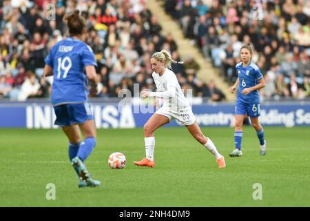 CBS Arena, Coventry, Regno Unito. 19th Feb, 2023. Arnold Clark Cup Football, Inghilterra contro Italia; Laura Coombs of England corre con la palla credito: Action Plus Sports/Alamy Live News Foto Stock