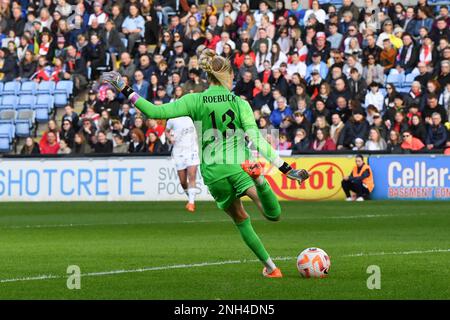 CBS Arena, Coventry, Regno Unito. 19th Feb, 2023. Arnold Clark Cup Football, Inghilterra contro Italia; Ellie Roebuck of England libera la palla credito: Action Plus Sports/Alamy Live News Foto Stock