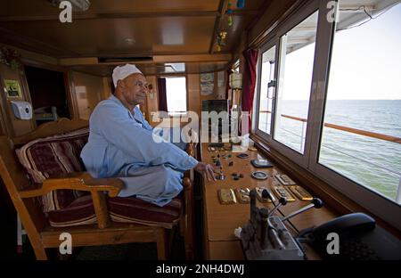 Capitano egiziano sul ponte, nave da crociera MS Prince Abbas, Lago Nasser, Egitto Foto Stock