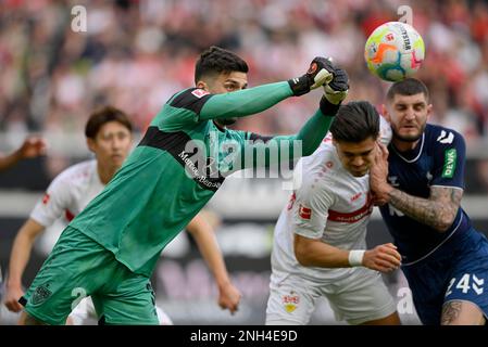 Parata Fist salvare dal portiere Fabian Bredlow VfB Stuttgart (33) scena area penalità, scena area goal con Julian Chabot 1. FC Koeln KOE (24) e. Foto Stock