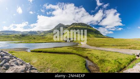 Vista panoramica sul monte Kirkjufell in Islanda in estate Foto Stock