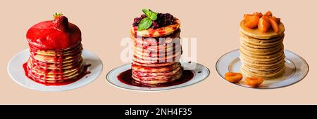 Diversi pancake americani fatti in casa con sciroppo di frutta su sfondo isolato Foto Stock