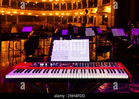 Lviv, Ucraina - 14 febbraio 2023: Nord Stage 3 tastiera sul palco del concerto in teatro Foto Stock