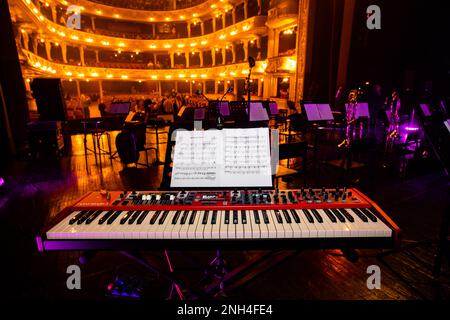 Lviv, Ucraina - 14 febbraio 2023: Nord Stage 3 tastiera sul palco del concerto in teatro Foto Stock