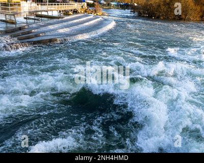 Acqua bianca fluente veloce sul Tamigi a Hambledon Weir vicino a Henley-on-Thames, Oxfordshire, Inghilterra, Regno Unito Foto Stock