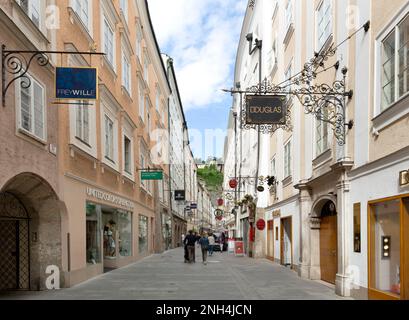 Getreidegasse, edifici residenziali e commerciali con mostre pubblicitarie artigianali, centro storico, Salisburgo, Austria Foto Stock