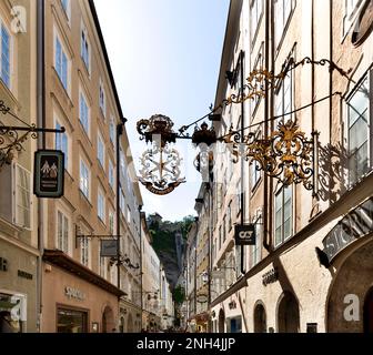 Getreidegasse, edifici residenziali e commerciali con mostre pubblicitarie artigianali, centro storico, Salisburgo, Austria Foto Stock