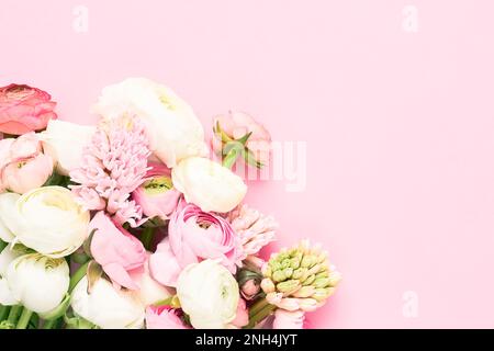 Ranuncolo e giacinti fiori bouquet su sfondo rosa chiaro. Giorno della mamma, giorno di San Valentino, concetto di compleanno. Copia spazio per il testo Foto Stock