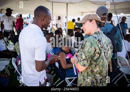 CMdR Lt. Anna Achlenker, uno specialista di infermiera clinica assegnato alla nave ospedaliera USNS Comfort (T-AH 20), ha ceduto i braccialetti di traduzione presso il centro medico di Jeremie, Haiti, durante la Promise 2022, 12 dicembre 2022. Comfort viene distribuito alla flotta degli Stati Uniti 4th a sostegno di CP22, una missione di assistenza umanitaria e di buona volontà che conduce assistenza medica diretta, assistenza veterinaria di spedizione e scambi di esperti in materia con cinque nazioni partner nei Caraibi, Centro e Sud America. Foto Stock