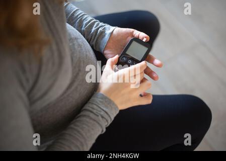 Donna incinta monitoraggio automatico del glucosio Foto Stock