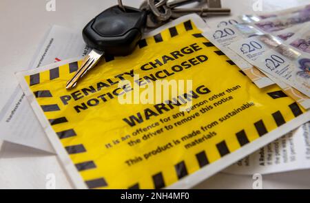 Primo piano di un avviso di penalità per reati di parcheggio. Foto Stock