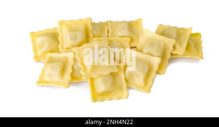 Gruppo di ravioli fatti in casa isolato su sfondo bianco Foto Stock