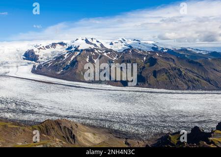 Vista sul monte Hvannadalshnjukur e sul ghiacciaio Vatnajokull dalla cima del monte Kristinartindar in Islanda. Bellissimo paesaggio nordico a Skaftadell nat Foto Stock