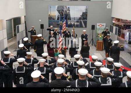 221213-N-ZS023-1020 SAN DIEGO (13 dicembre 2022) Independence-variant littoral Combat ship Pre-Commissioning Unit Augusta (LCS 34) l'equipaggio blu rende onore durante una cerimonia di assunzione del comando tenutasi a Littoral Combat Ship Squadron ONE, 13 dicembre. Le navi da combattimento Littoral sono combattenti di superficie veloci, con un equipaggio ottimale e personalizzati in base alle missioni, che operano in ambienti vicino alla costa e all'aperto, vincendo contro le minacce costiere del 21st° secolo. LCS si integra con team congiunti, combinati, presidiati e non presidiati per supportare missioni di presenza in avanti, sicurezza marittima, controllo marittimo e deterrenza in tutto il mondo. Foto Stock