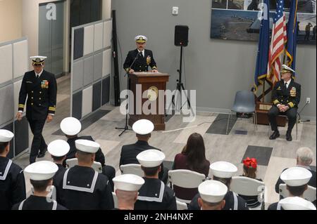 221213-N-ZS023-1036 SAN DIEGO (13 dicembre 2022) CMdR. Christopher Polnaszek, comandante della nave litoranea da combattimento variante-indipendente Pre-Commissioning Unit Augusta (LCS 34) Blue Crew, consegna osservazioni all'equipaggio durante una cerimonia di assunzione del comando tenutasi a Littoral Combat Ship Squadron ONE, dicembre 13. Le navi da combattimento Littoral sono combattenti di superficie veloci, con un equipaggio ottimale e personalizzati in base alle missioni, che operano in ambienti vicino alla costa e all'aperto, vincendo contro le minacce costiere del 21st° secolo. LCS si integra con team congiunti, combinati, presidiati e non presidiati per supportare la presenza in avanti e marittima Foto Stock