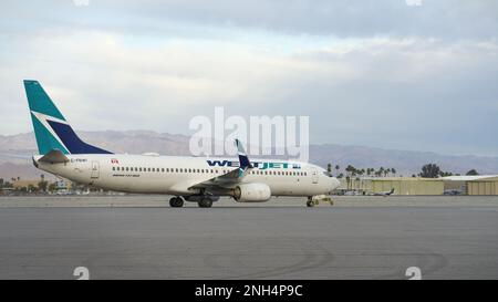 WestJet Boeing 737-800 con registrazione C-FBWI ha mostrato rullaggio all'aeroporto internazionale di Palm Springs nel sud della California. Foto Stock