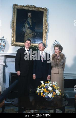 Il presidente degli Stati Uniti Jimmy carter, al centro, si pone per una foto con il presidente eletto degli Stati Uniti Ronald Reagan, a sinistra, e Nancy Reagan, a destra, nell'Ufficio ovale della Casa Bianca a Washington, DC Giovedi, 20 novembre, 1980.Credit: Arnie Sachs / CNP /MediaPunch Foto Stock