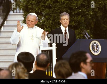 Il presidente degli Stati Uniti Jimmy carter dà il benvenuto a sua Santità Papa Giovanni Paolo II durante una cerimonia sul prato meridionale della Casa Bianca a Washington, DC sabato 6 ottobre 1979.Credit: Arnie Sachs / CNP /MediaPunch Foto Stock