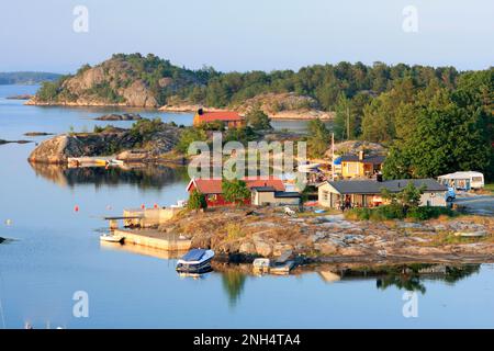 ARCIPELAGO DI KRISTIANSAND, NORVEGIA IL 01 LUGLIO 2009. Vista su ponti, barche e alberghi vicino a un porto. Sera. Uso editoriale. Foto Stock
