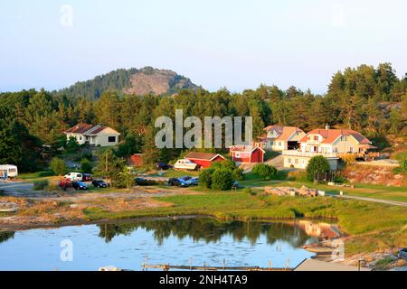 ARCIPELAGO DI KRISTIANSAND, NORVEGIA IL 01 LUGLIO 2009. Vista su ponti, barche e alberghi vicino a un porto. Sera. Uso editoriale. Foto Stock