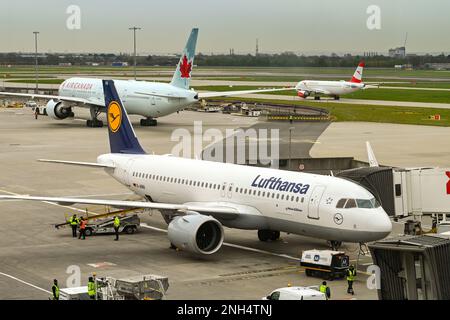 Londra, Inghilterra - Aprile 2022: Airbus A320 Neo (registrazione D-AINA) gestito dalla compagnia aerea tedesca Lufthansa parcheggiato in un edificio del terminal Foto Stock