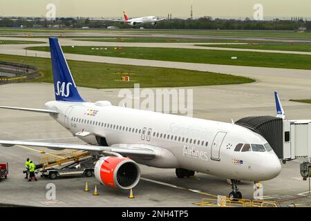 Londra, Inghilterra - Aprile 2022: Airbus A320 (registrazione EI-SIG) gestito da Scandinavian Airlines parcheggiato in un edificio del terminal aeroportuale. Foto Stock