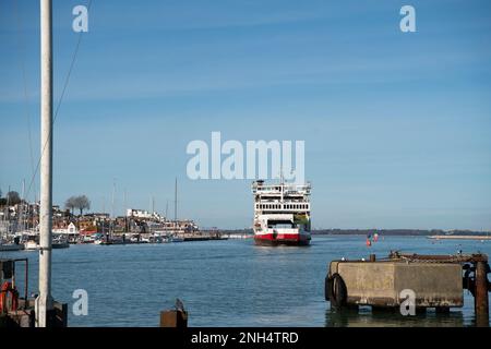 Il Red Funnel Ferry, Red Falcon, attracca a East Cowes in una giornata di sole. Foto Stock